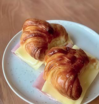 Medialunas Con Jamón Y Queso X2. (1 Ud.)