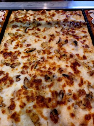 Pizza funghi e salsiccia tonda