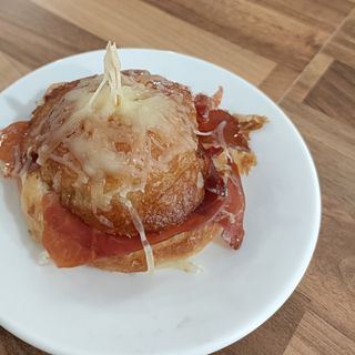 Ensaimada jamón salado