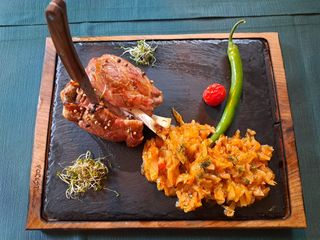 Ciolan de porc cu varză călită