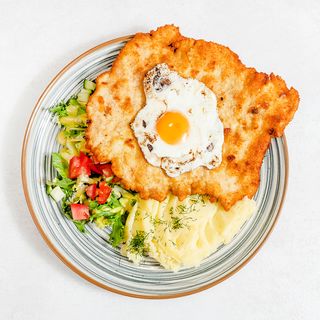 Kotlet schabowy z jajkiem sadzonym