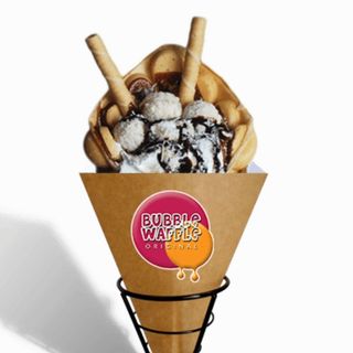 Gofr bąbelkowy z polewą jagodową