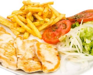Pechuga De Pollo Con  Ensalada y patatas fritas 