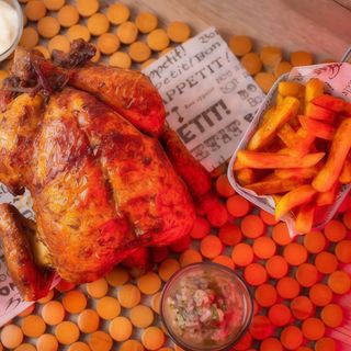 Pollo entero con patatas fritas y 3 salsas