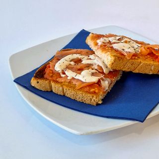 Tostada De Salmón Y Mostaza