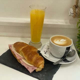 Café Y Croissant