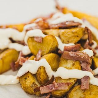 Patatas gajo con bacon y queso