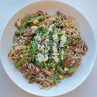 WOK Гострий з куркою та хіяші (Рисова локшина)