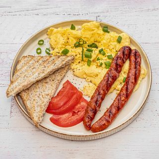 Jajecznica z kiełbaskami