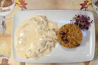 Piept de pui în sos de ciuperci și orez cu ciuperci