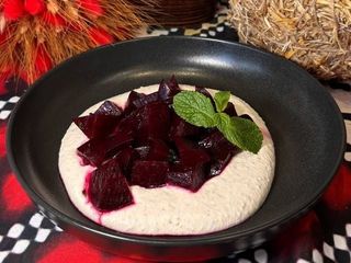 Салат з запеченим буряком та горіховим кремом