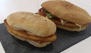 Panino cotoletta, insalata e maionese