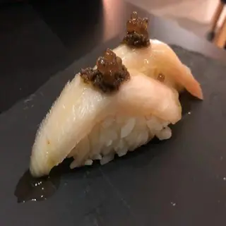 Nigiri de trufa blanca de pez limón