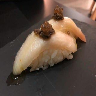 Nigiri de trufa blanca de pez limón