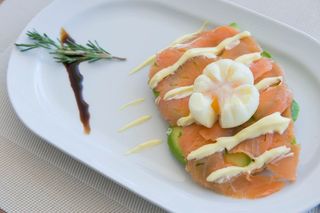 Huevos Benedict Con Salmón A Las Finas Hierbas