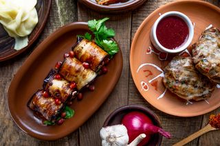 Roladki z bakłażana z pastą orzechową