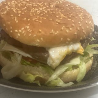 Menú H, hamburguesa + patatas + 1 bebida (33 cl.)