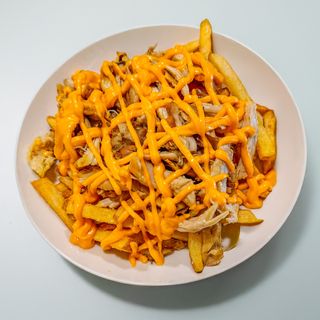 Pollo mechado con patatas y salsa