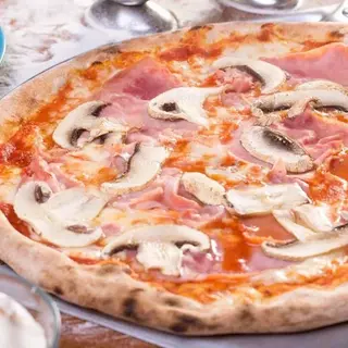 Pizza De Prosciutto E Funghi