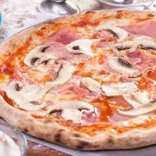 Pizza De Prosciutto E Funghi