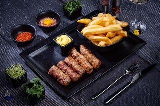 Mici cu cartofi prăjiţi