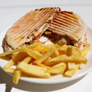 Campero Serranito con patatas fritas