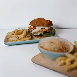 Burger cu piept de pui bbq si cartofi prajiti