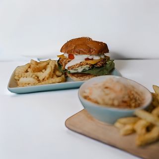 Burger cu piept de pui bbq si cartofi prajiti