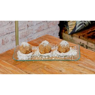 Arancini de ibéricos sobre salsa carbonara (3 ud.)