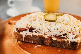 Garnirani sendvič sa dimljenim vratom 400g