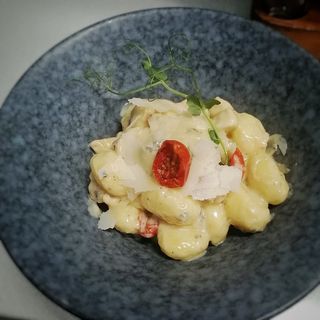 NJOKE SA PILETINOM I PLAVIM SIROM