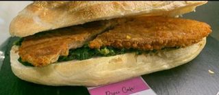 Panino con cotoletta e cicoria