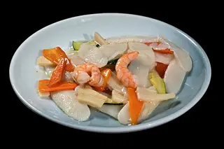 38 Gnocchi di riso saltati con verdure e gamberi