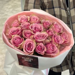 17 рожевих  троянд