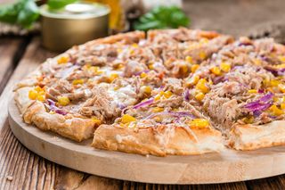 Pizza sa tunjevinom i biljnim sirom