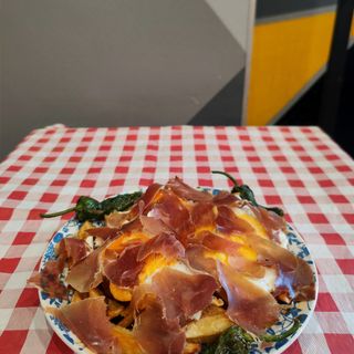Huevos rotos con jamón serrano