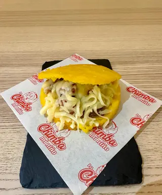 Arepa de chicharrón y queso