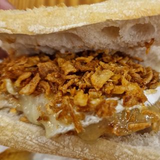 Lomo Con Queso De Cabra Y Cebolla Crujiente