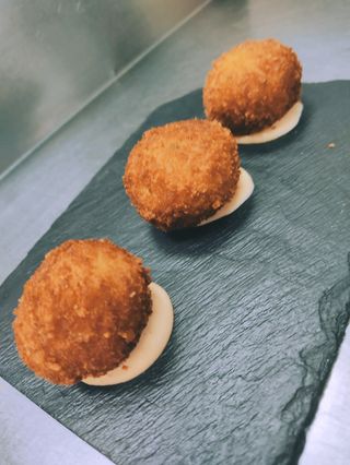 CROQUETAS DE RABO DE TORO CON MAHONESA PICANTE  (4 Ud.)