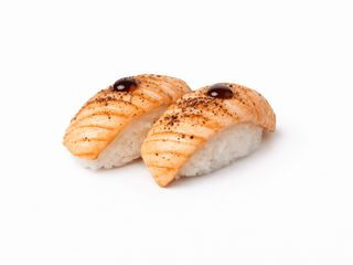 Nigiri z Łososiem Opalonym (2 Szt.)