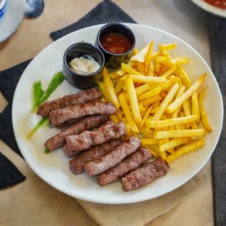 Juneći ćevapčići i pomfrit