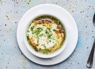 SUPA DE CEAPA GRATINATA CU PARMEZAN 