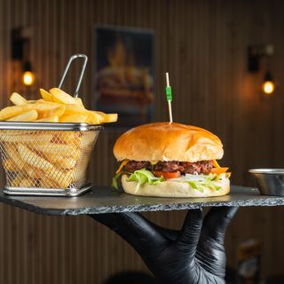 Hamburguesa steak de pollo con huevo