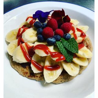 Pancake casero de avena con agave y plátano 