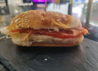 Pulga De Jamón Serrano Y Tomate