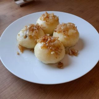 Pyzy z mięsem 3 szt , surówka