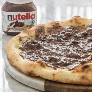 Pizza con Nutella noci e zucchero a velo