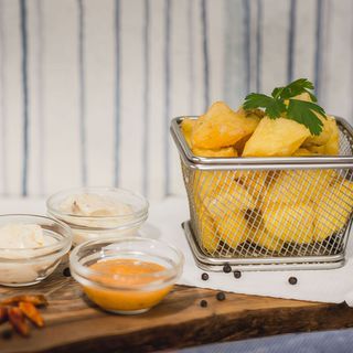 Patatas con trio de salsas (Brava, alioli, dijonesa)
