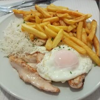 Bitoque de frango + bebida +batata frita