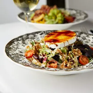 Ensalada de rulo de cabra caramelizado
